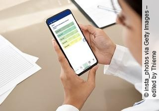ALT-Text: Ärztin nutzt VHFPlus App auf einem Tablet 