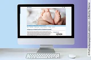 Monitor mit Screenshot der Startseite der Infothek. Davor liegen eine Tastatur und eine Mouse.