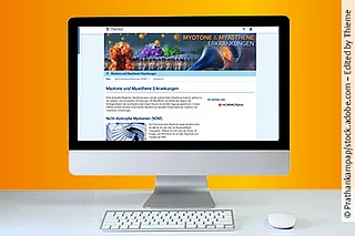 Monitor mit Screenshot der Startseite der Infothek. Davor liegen eine Tastatur und eine Mouse.
