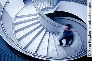 Mann geht Stufen hoch Mann geht Stufen hoch