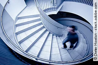 Mann geht Stufen hoch